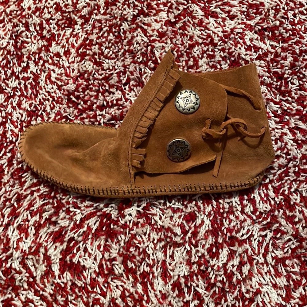 tan minnetonka boots